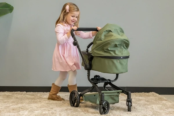 Met zwenkwielen voorop