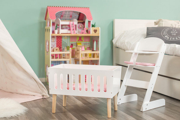 Past mooi bij het witte poppenbedje.