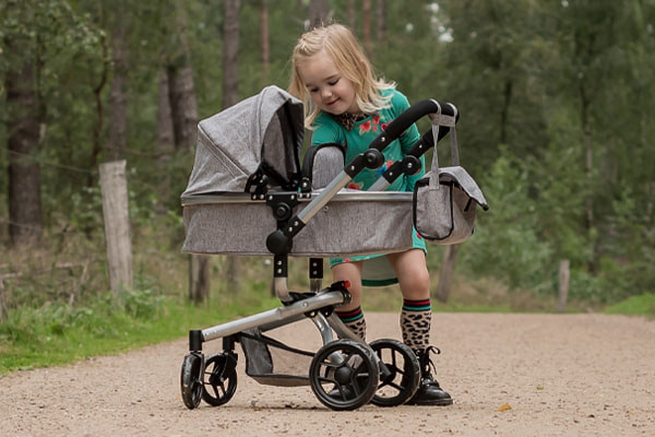 De pop ligt onder een dekje