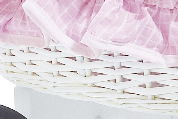 handgevlochten rieten poppenbedje