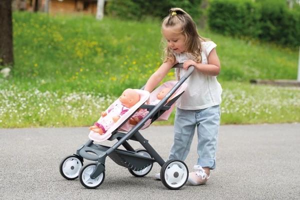 Twee poppen achter elkaar