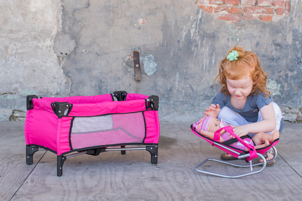 Je popje slaapt heerlijk in het bedje of het wippertje.