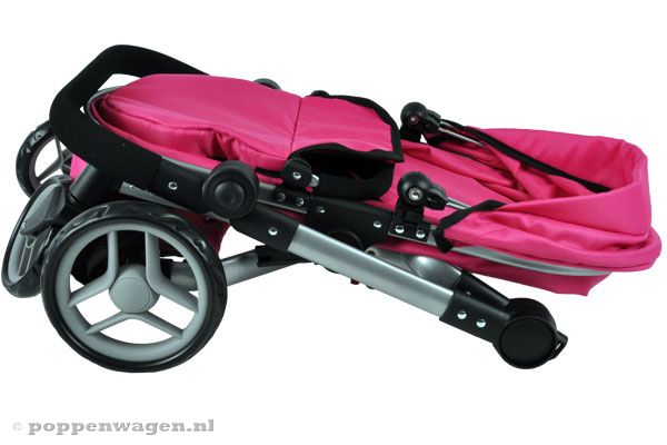 De poppenwagen is inklapbaar.