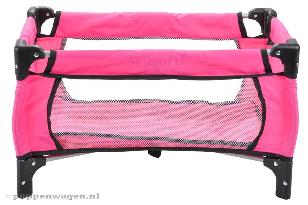 Formaat poppenbedje is 54x31,5x32 cm.
