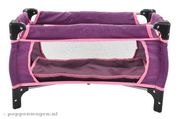 Formaat poppenbedje is 54x31,5x32 cm.