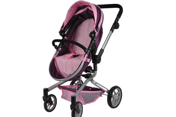 Buggy stand naar de pop toe.