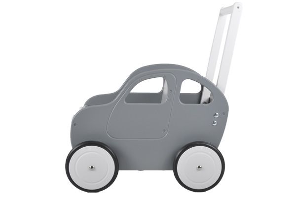 Prachtige poppenwagen in de vorm van een auto.