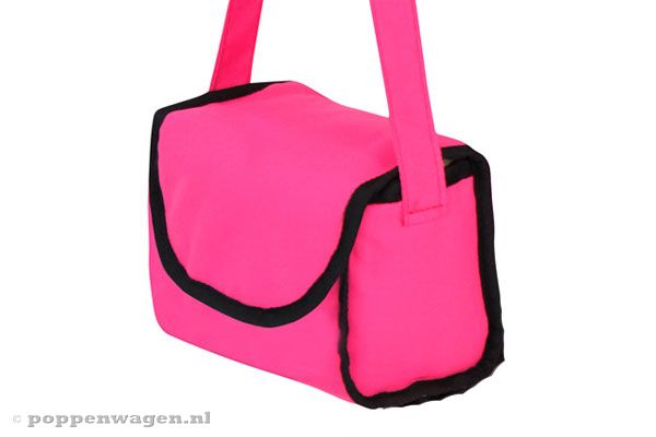 Compleet met roze luiertas.