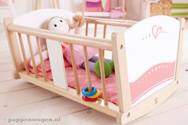 Poppen tot en met 46 cm kunnen in het wiegje.