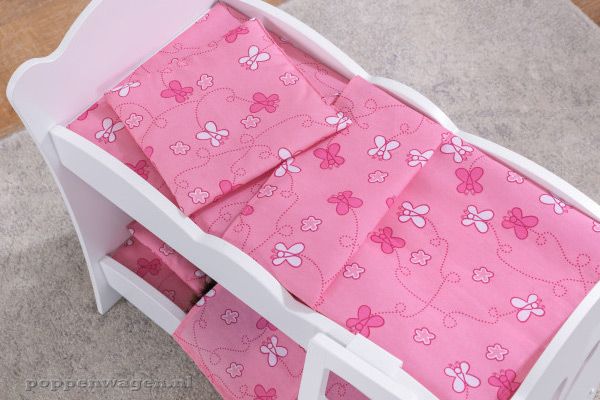 Inclusief beddengoed met vlinder motief.