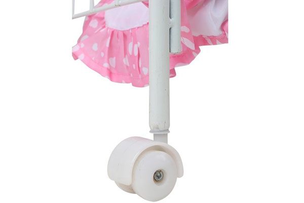 Het hemelbed staat op wieltjes.