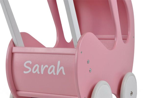 Leuk! Een gepersonaliseerde poppenwagen.
