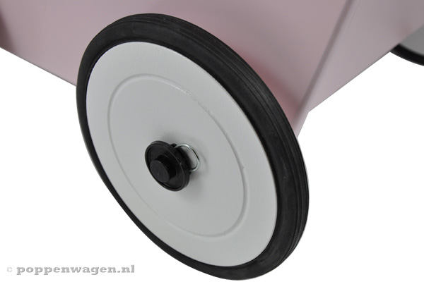 Met houten wielen en rubberen bandjes.