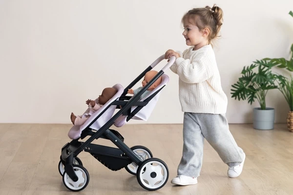 Twee poppen achter elkaar