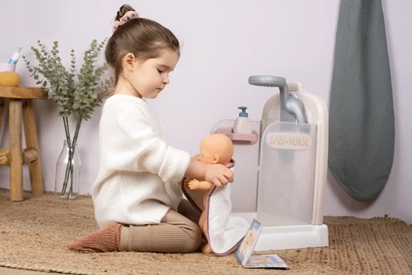 Droog de pop na het douchen af