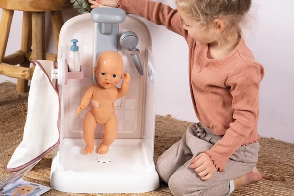 Druk op de douchekop voor het water