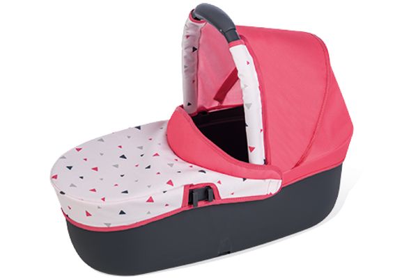 Met grote reiswieg voor de pop.