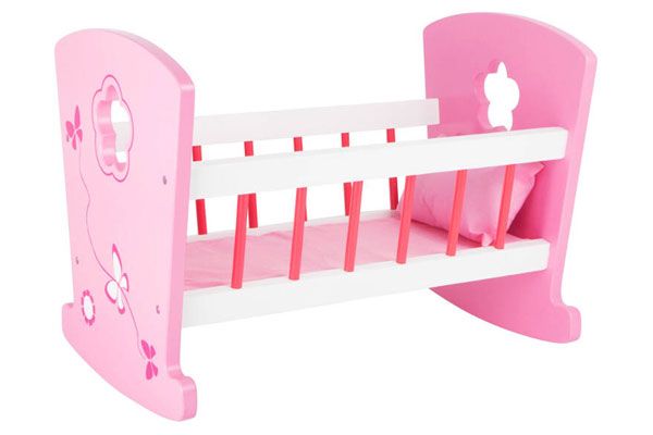 Roze houten poppenbed met vlinders.