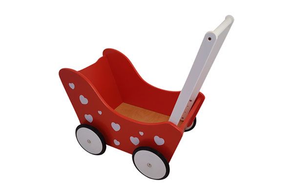 Poppenwagen rood met hartjes.