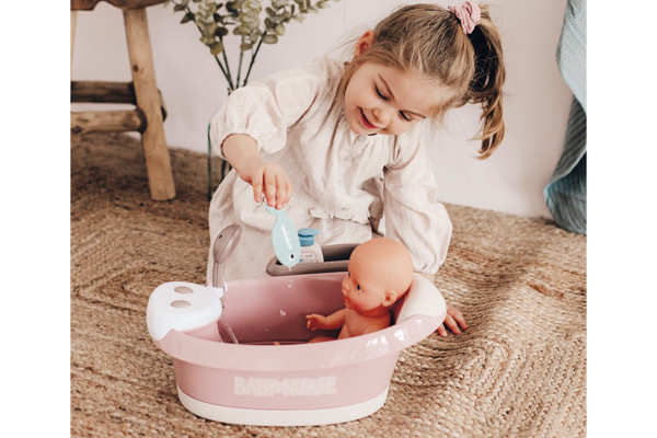 De thermometer verandert van kleur bij warm water